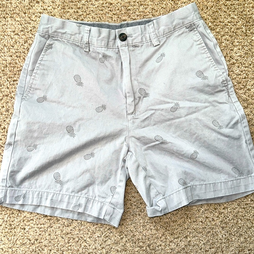 Men’s 29in pineapple print shorts classic fit with button back pockets